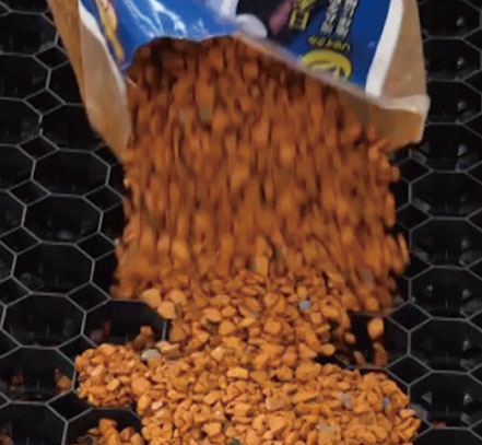 ②砂利を敷き詰める