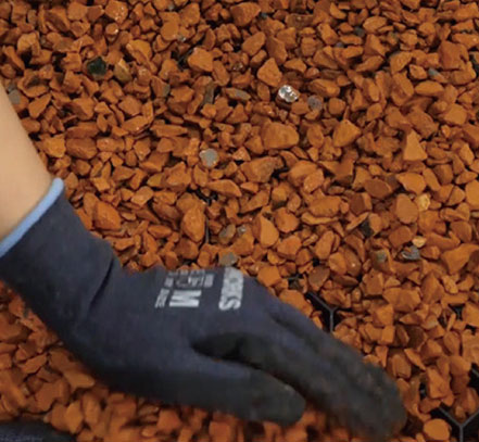 ③砂利を平らにする