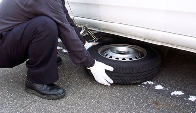 ボディの下にタイヤを入れる