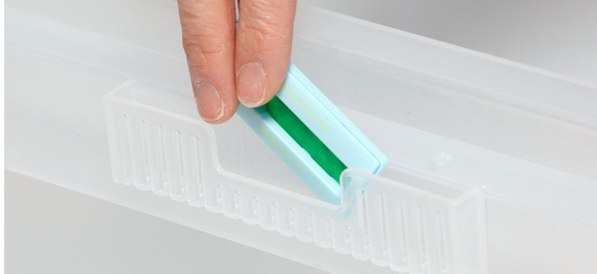 引出し内側に防虫剤を収納できる専用スペース付き。