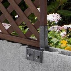 ラティスをブロックに固定するタイプ