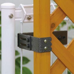 メッシュフェンスに固定するタイプ