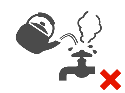 凍結した水道管に熱湯をかける