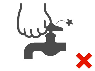 凍結した水道管の蛇口を無理にひねる