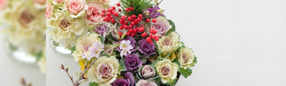 玄関先に飾る華やかな寄せ植え