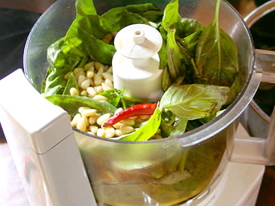 松の実、トウガラシ、コショウを挽いて