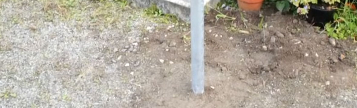 枕木を外構に立てる