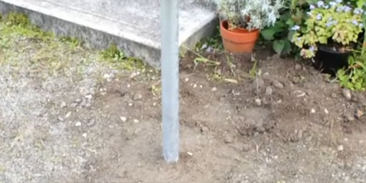 枕木を外構に立てる