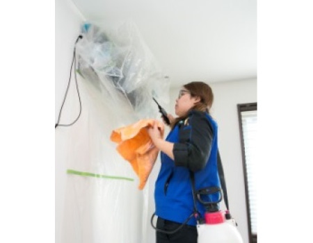 高圧洗浄機を使用し、エアコン内部の洗浄を行います。汚水は養生についているホースから下に落ちるバケツに流れます。