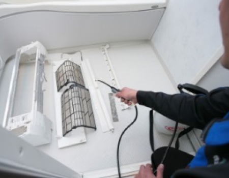 分解したパーツを専用洗剤で洗浄後、水ですすぎます。