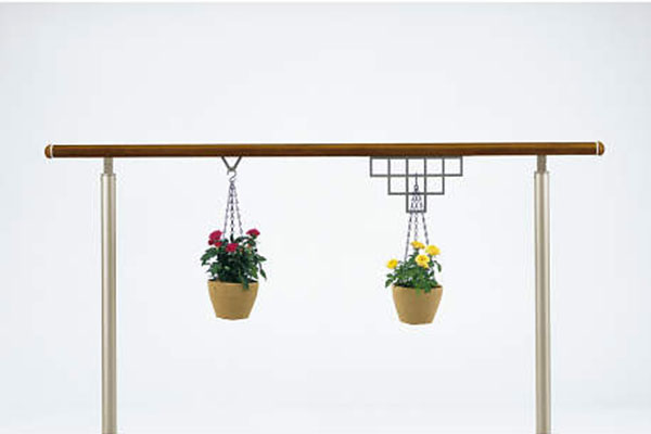 フラワーハンガーで季節の彩りを