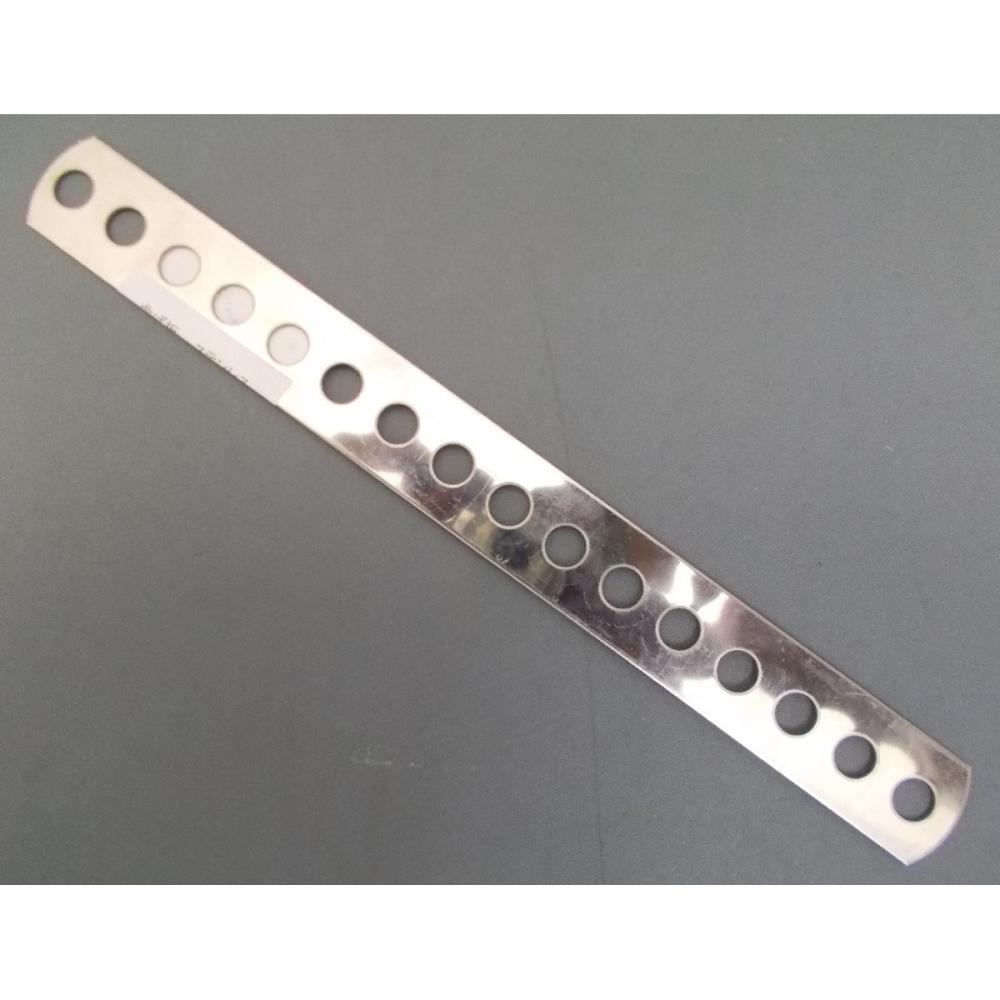 曲げ板ステンレス　７ｍｍ穴２００