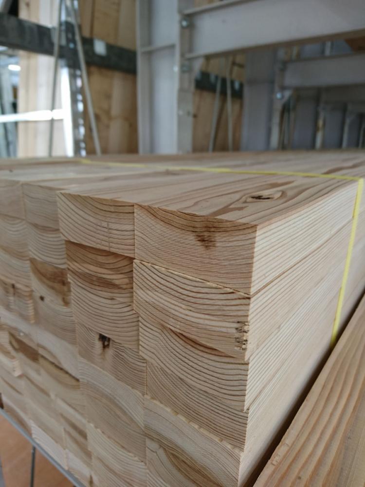 杉間柱ＫＤ特等　（約）２７×６０×３０００ｍ／ｍ