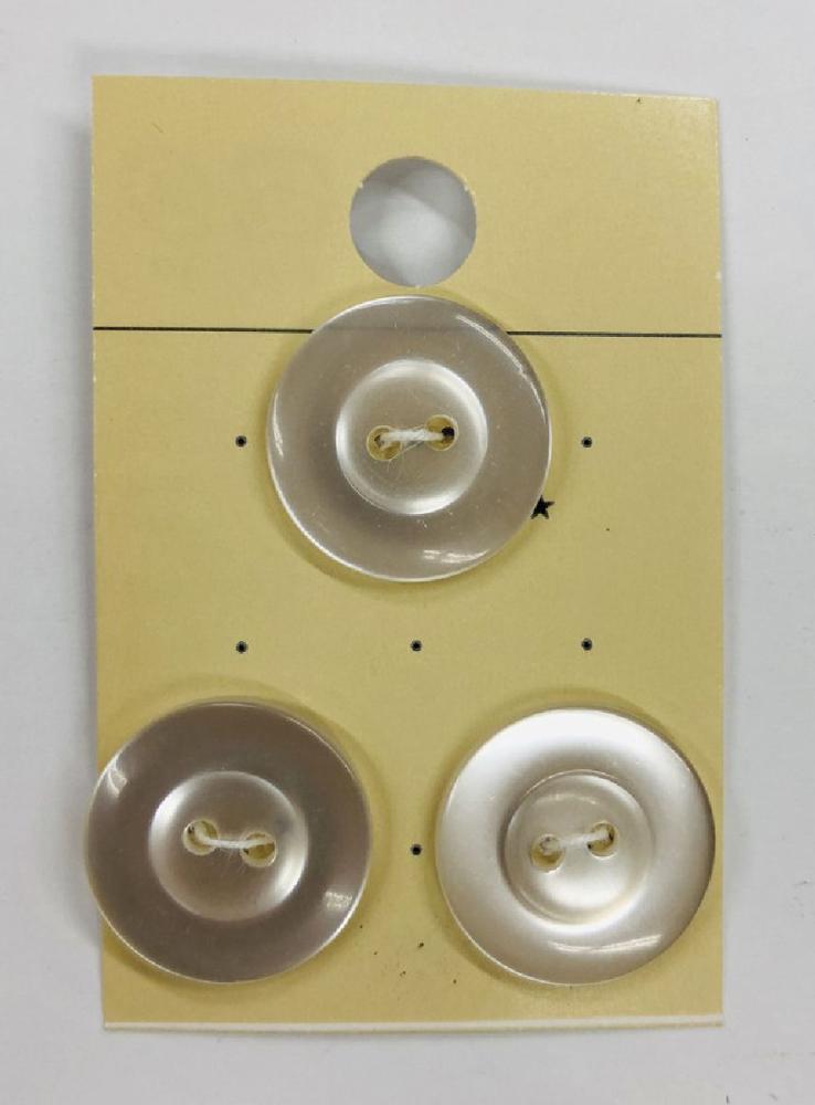 ２つ穴ボタン　１８ｍｍ　１０３７