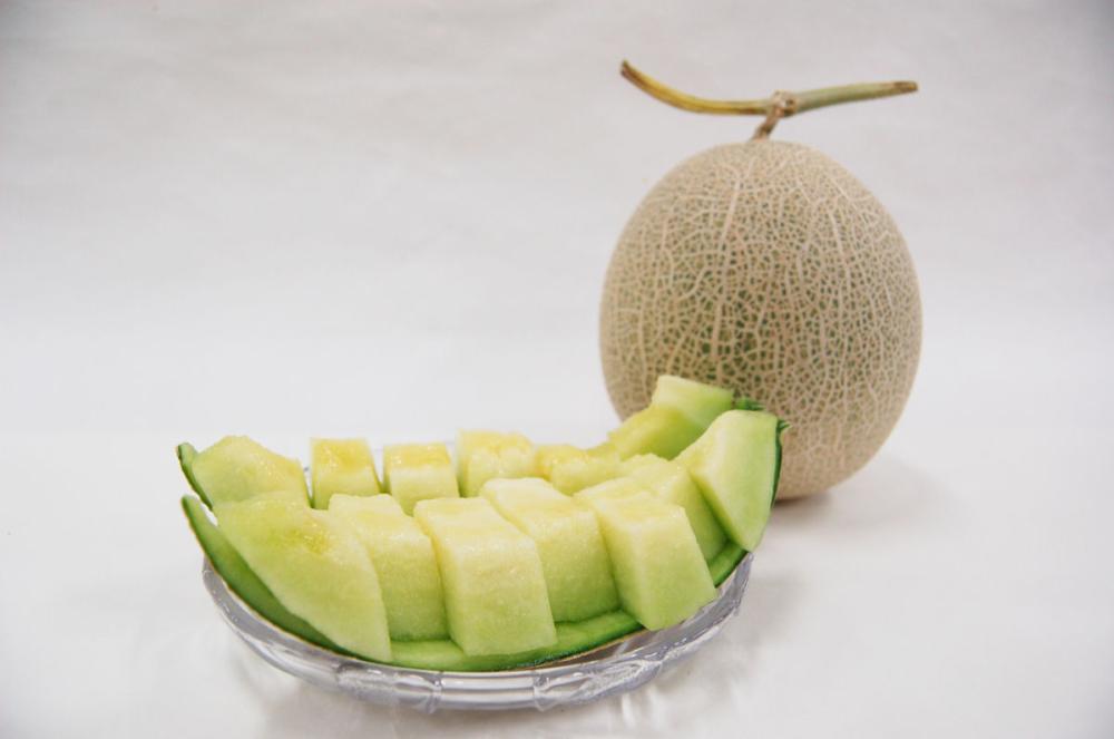 山形県酒田市産　庄内ジューシーメロン　青肉　贈答用　つる有り　約３ｋｇ（２玉入）【注文期限：7月25日】