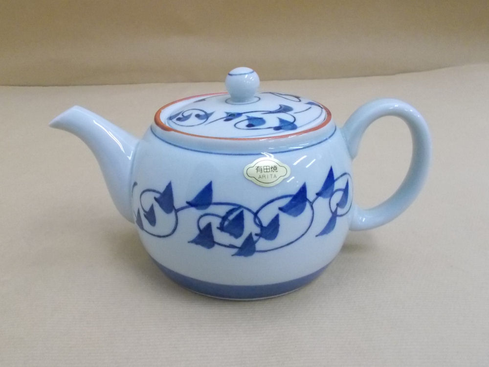 ポット　呉須巻唐草