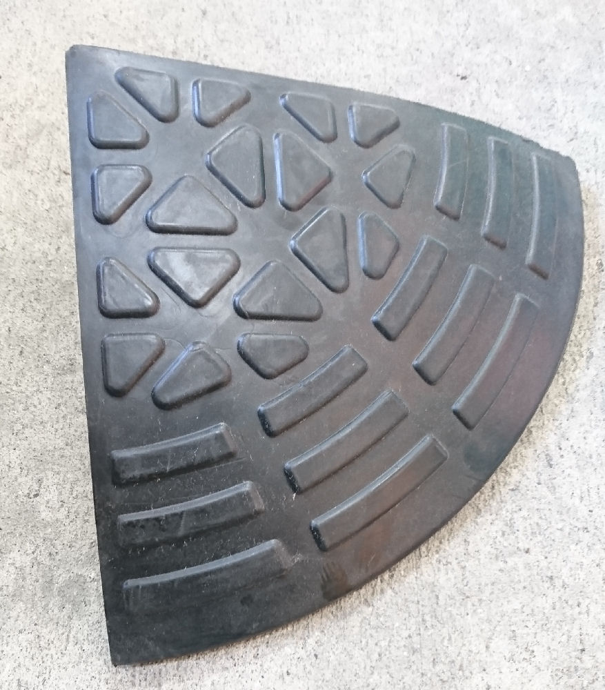 ゴム製段差プレート　コーナー　高さ約１４．７ｃｍ