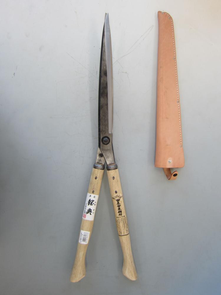鋼典　刈込鋏　安来鋼付ネジ式トメ付　１尺樫　和釘打桂コブ柄