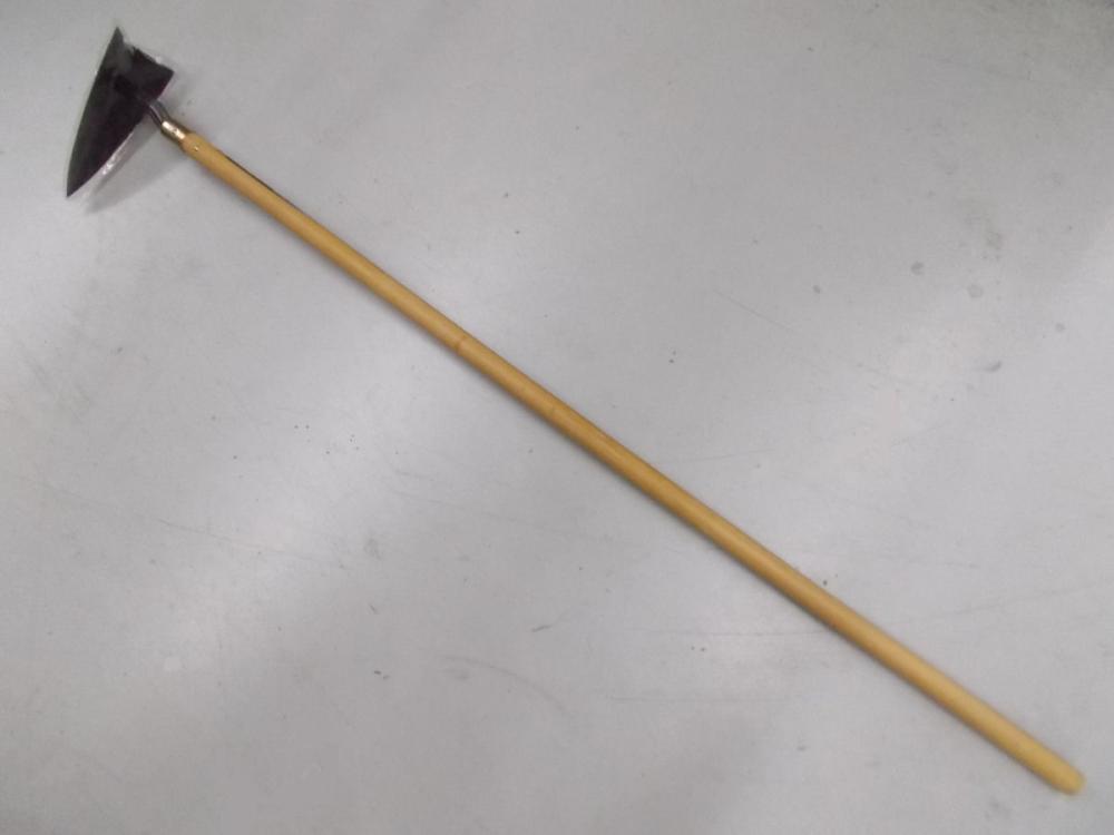 三角ホー　鋼付木柄１３５０ｍｍ（４４３９３）