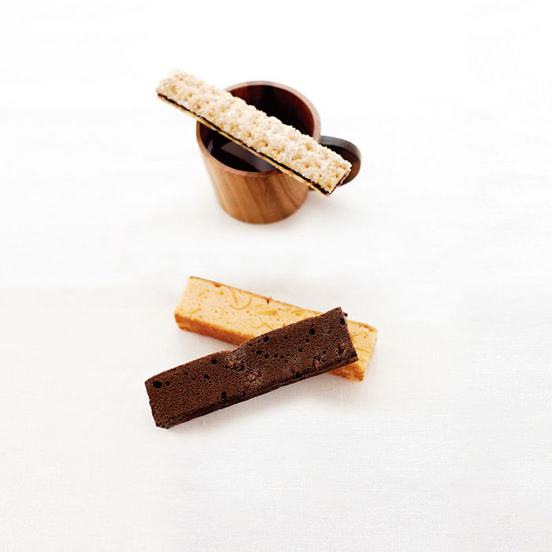 ＡＫＩＹＡＭＡ　スティックケーキ　３本