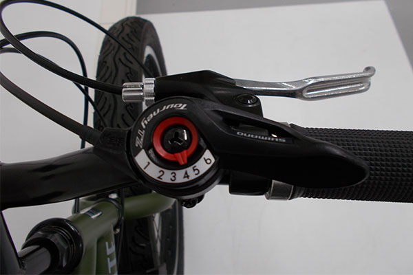 外装6段変速ギア＆Vブレーキ搭載