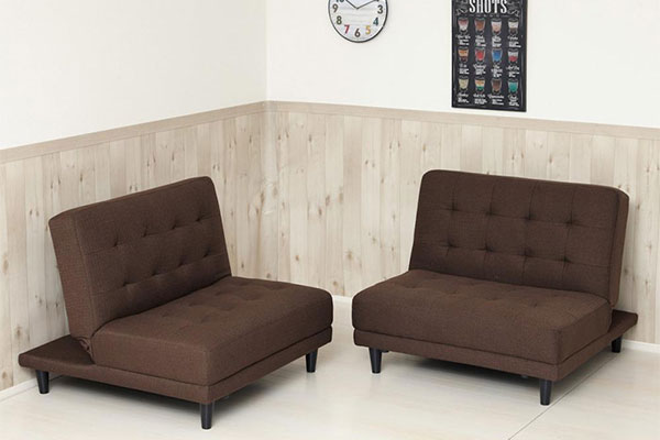 離してシングルソファーに