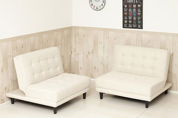 離してシングルソファーに