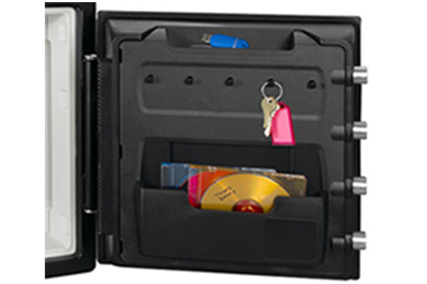 整理して収納するのに便利なドア裏収納