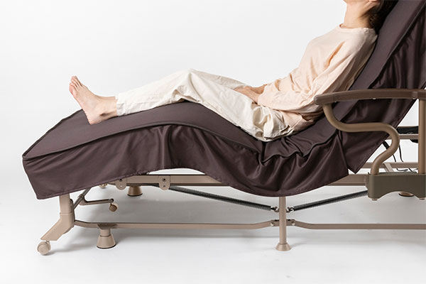 背部と脚部が連動する1モーター