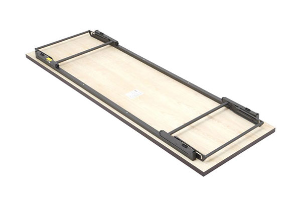 脚を折りたたんで収納できます