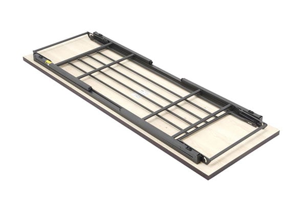 脚を折りたたんで収納できます