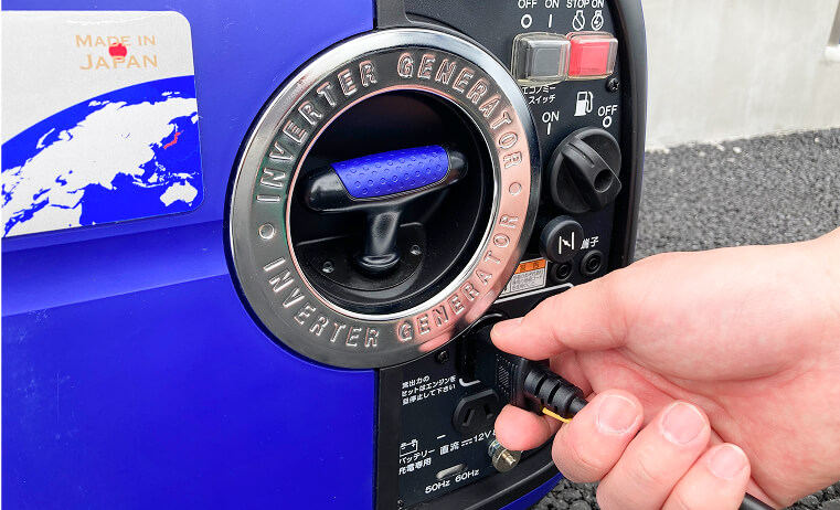 電気機器のプラグを交流コンセントから抜く写真