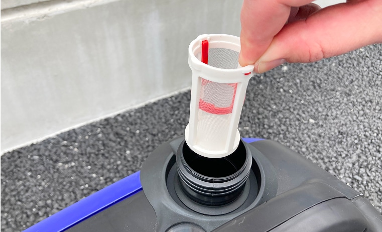 燃料タンクキャップおよびストレーナを取り外す写真