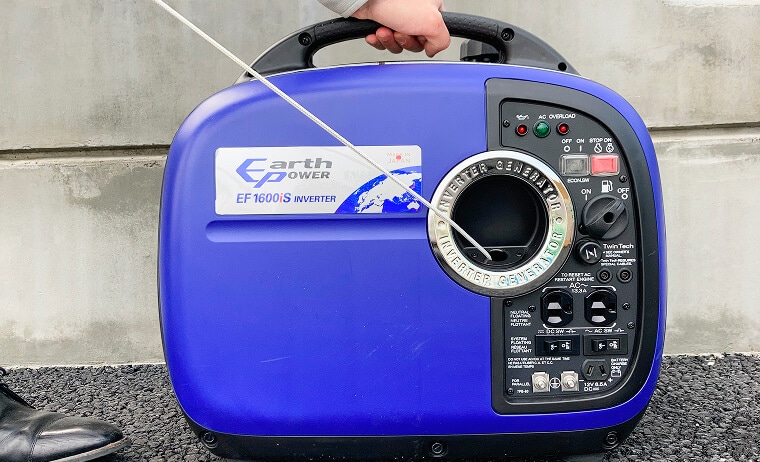 リコイルスタータハンドルを引く写真