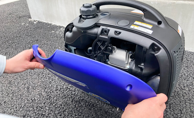 背面カバーを取り付ける写真