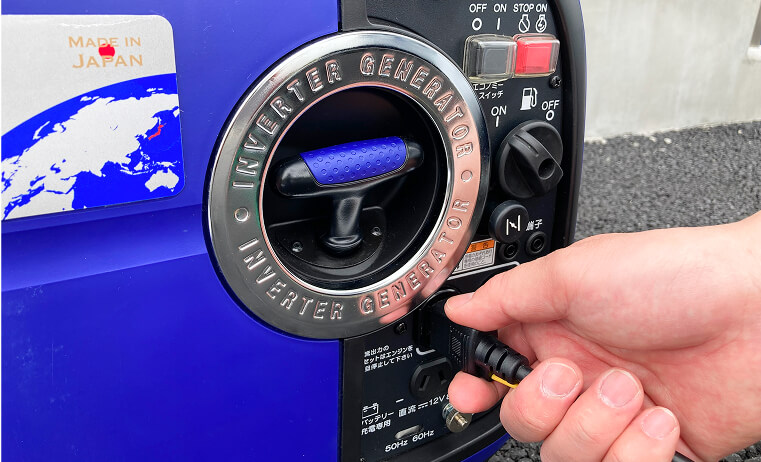 電気機器のプラグを交流コンセントに差し込む写真