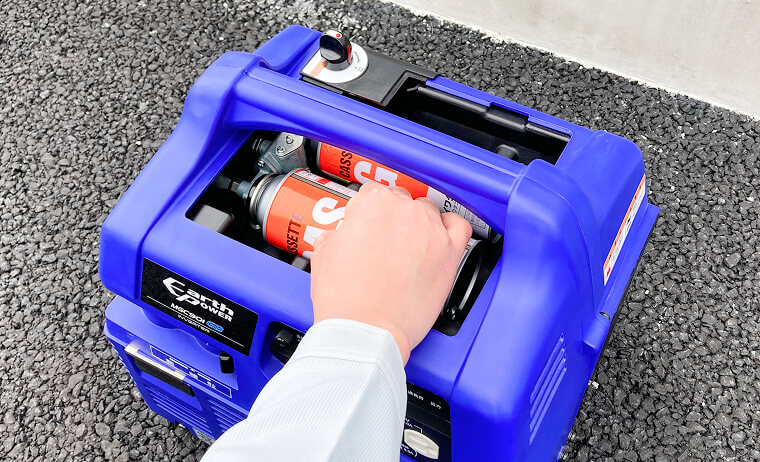 カセットボンベを取り外している写真