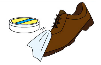 靴クリームを塗る