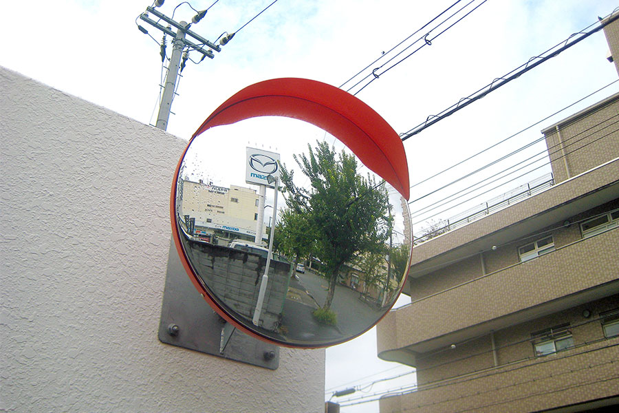 カーブミラー設置で安全性アップ