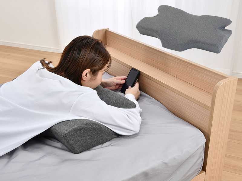 スマホ枕（低め側を手前）