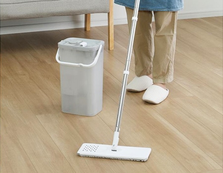 きれいな水で洗えるスリム型モップ