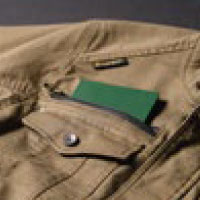 野帳が入る右胸ファスナーポケット